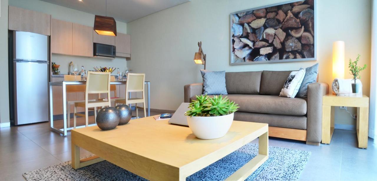 Stadia Suites Mexico City Santa Fe Dış mekan fotoğraf A living room with a coffee table